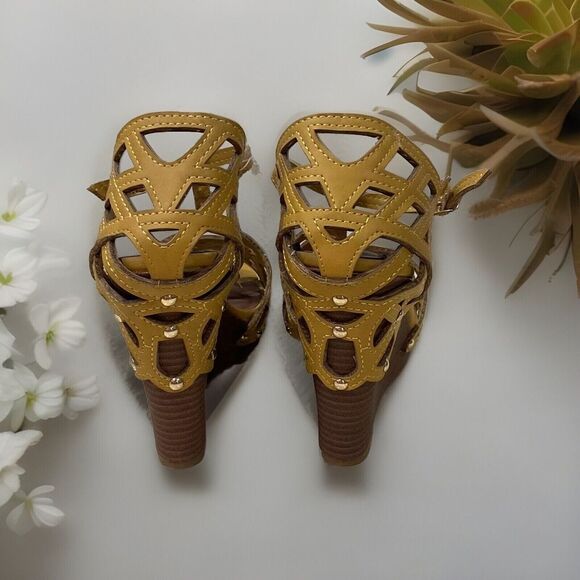 Dollhouse Eyelet Open Toe Strap Nailhead Buckle Platform Heels Yellow Gold 9.5 - Picture 4 of 9